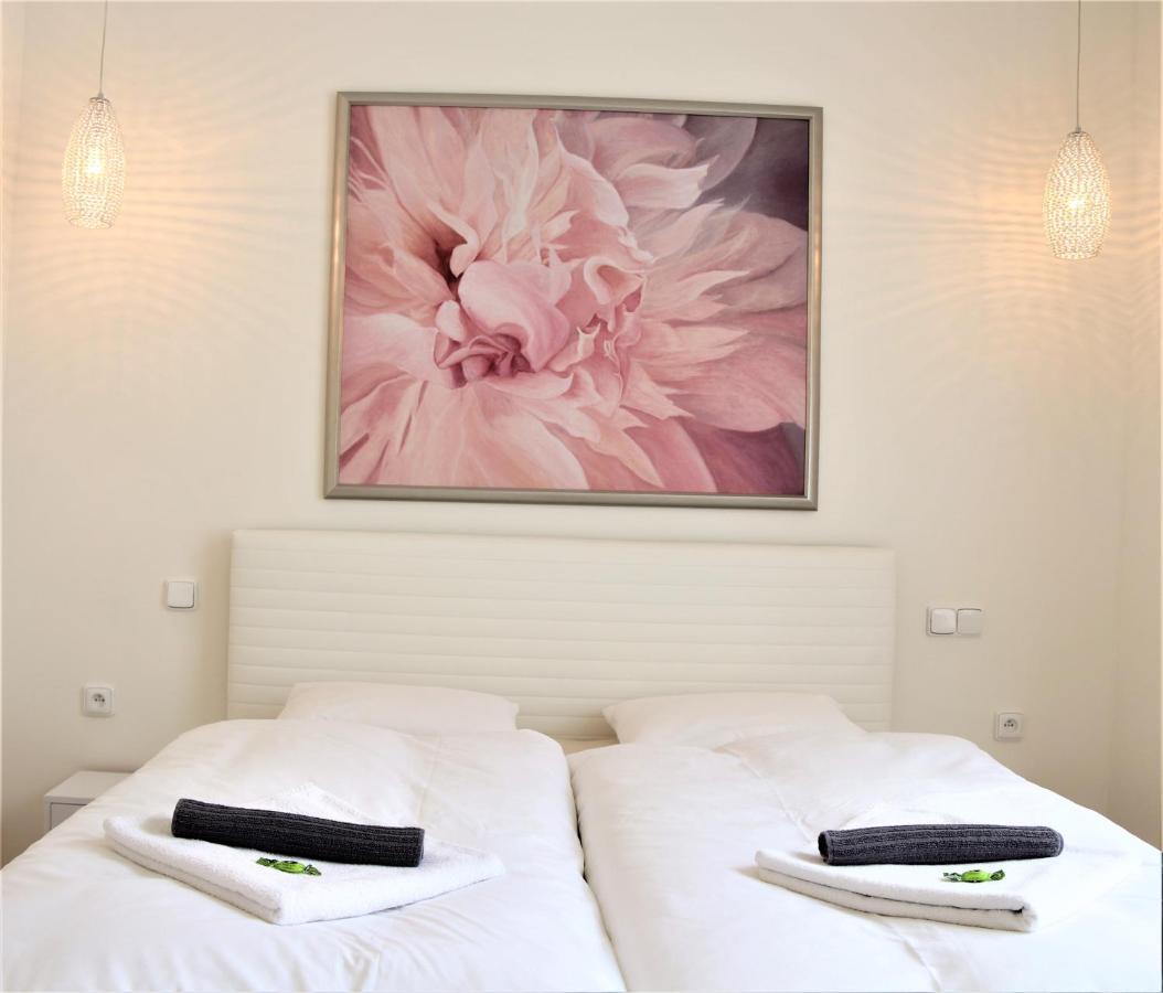 Flowers Apartments Прага Экстерьер фото